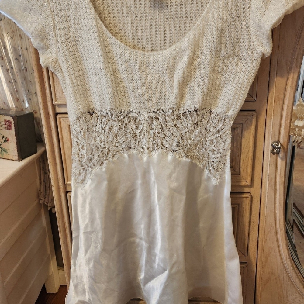 Elegant White Lace Women's Top